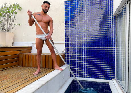 Canadese husky-man Manuel Skye en Ramon Souza in hete homoseksuele actie bij het zwembad