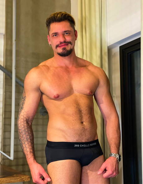 拉丁肌肉男 Daniel Toro 吸吮雞巴後操屁股