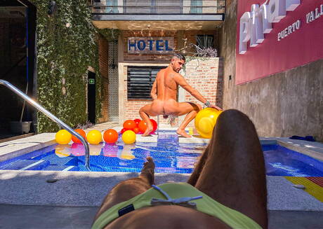 Bulle Valentin Amour fickt Arsch, nachdem er im Pool einen Schwanz gelutscht hat