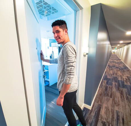 Der attraktive Jay Roman und der kräftige Kanadier Romeo Davis ficken nach dem Saugen in den Arsch