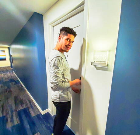 Der attraktive Jay Roman und der kräftige Kanadier Romeo Davis ficken nach dem Saugen in den Arsch