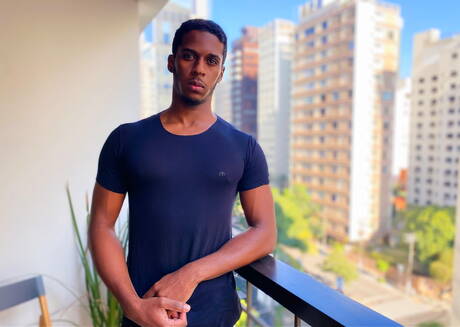 Der schwarze, kräftige Fersan Lobo wird nach einem Blowjob draußen in den Arsch gefickt