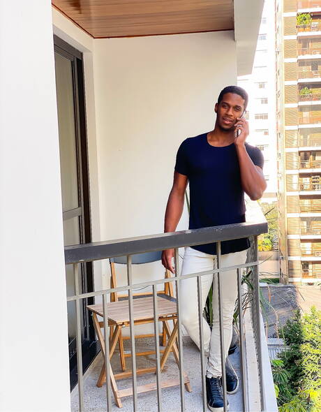 Der schwarze, kräftige Fersan Lobo wird nach einem Blowjob draußen in den Arsch gefickt