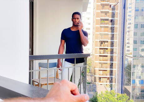 Der schwarze, kräftige Fersan Lobo wird nach einem Blowjob draußen in den Arsch gefickt