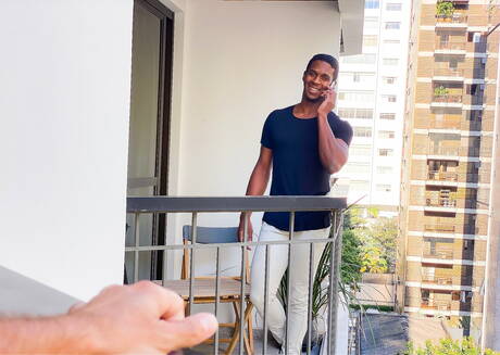 Der schwarze, kräftige Fersan Lobo wird nach einem Blowjob draußen in den Arsch gefickt