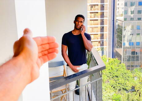 Der schwarze, kräftige Fersan Lobo wird nach einem Blowjob draußen in den Arsch gefickt