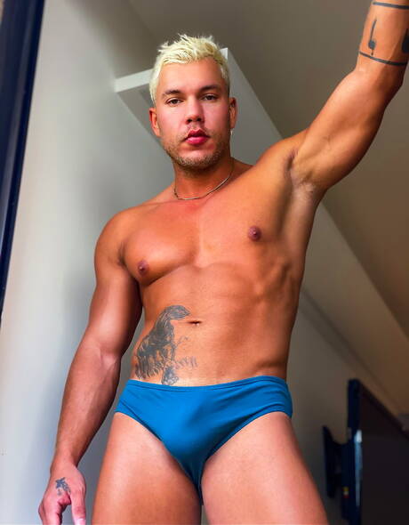 Bodybuilder Lipe Levado wird nach dem Schwanzlutschen gefickt