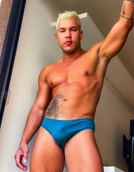 Bodybuilder Lipe Levado wird nach dem Schwanzlutschen gefickt