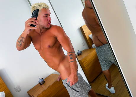 Bodybuilder Lipe Levado wird nach dem Schwanzlutschen gefickt