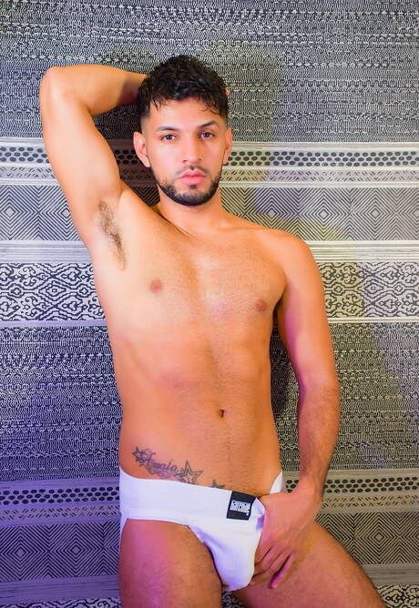 Der schöne Latino Oskar Gm neckt seinen Schwanz