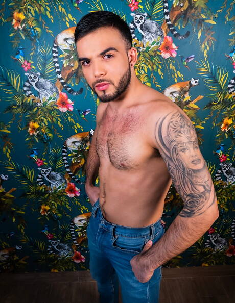 Łaciński mięśniak Sebastian Porto rozbiera się i pokazuje gorący tyłek