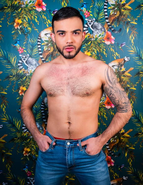 Łaciński mięśniak Sebastian Porto rozbiera się i pokazuje gorący tyłek