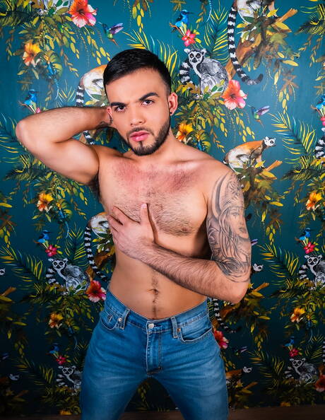 Łaciński mięśniak Sebastian Porto rozbiera się i pokazuje gorący tyłek