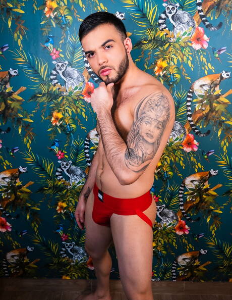 Łaciński mięśniak Sebastian Porto rozbiera się i pokazuje gorący tyłek