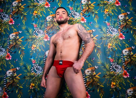 Łaciński mięśniak Sebastian Porto rozbiera się i pokazuje gorący tyłek