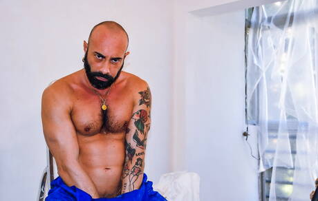 Le musclé latino Gianni Maggio taquine sa bite