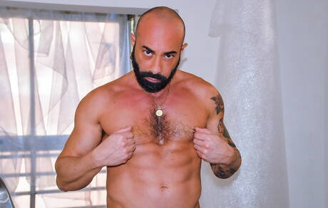 Le musclé latino Gianni Maggio taquine sa bite