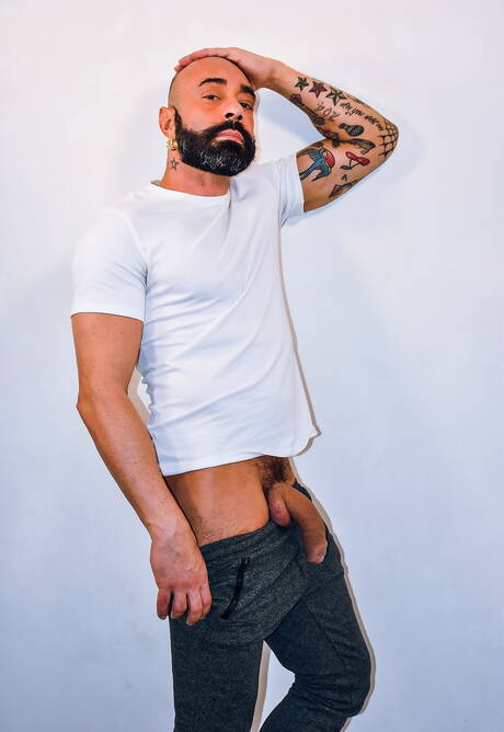 Le musclé latino Gianni Maggio taquine sa bite