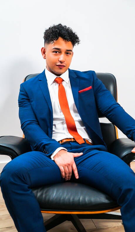 Canadian muscular Kenzo Alvarez get naked and showing his ass