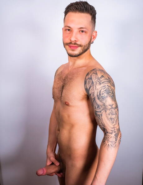 Superhengst John Brachalli posiert nackt und zeigt schönen Hintern