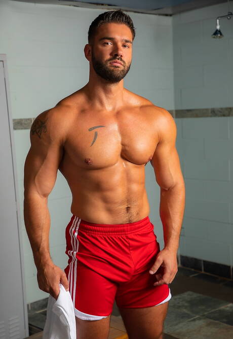 Stier Riko trekt zijn pik af onder de douche