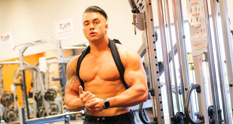 Ładny Philippe Massa rozbiera się i pokazuje jędrne pośladki pod gorącym prysznicem