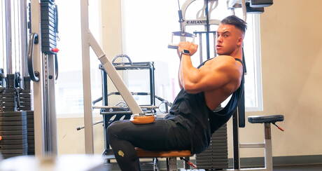 Ładny Philippe Massa rozbiera się i pokazuje jędrne pośladki pod gorącym prysznicem