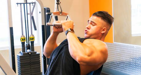 Ładny Philippe Massa rozbiera się i pokazuje jędrne pośladki pod gorącym prysznicem