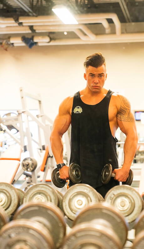 Ładny Philippe Massa rozbiera się i pokazuje jędrne pośladki pod gorącym prysznicem