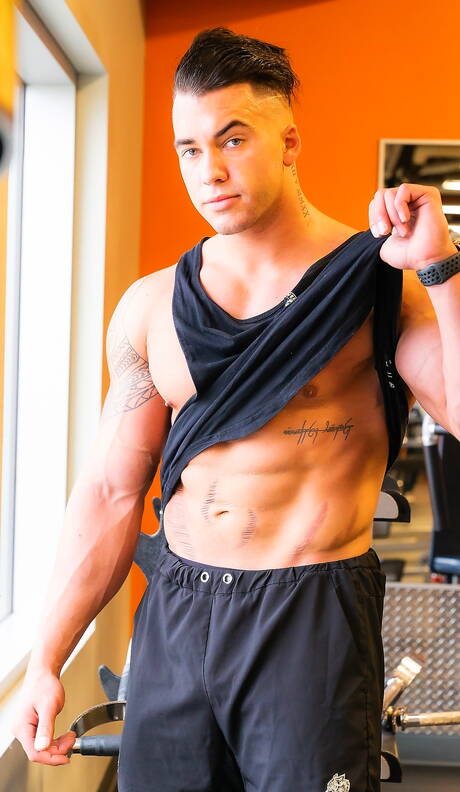 Ładny Philippe Massa rozbiera się i pokazuje jędrne pośladki pod gorącym prysznicem