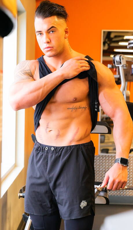 Ładny Philippe Massa rozbiera się i pokazuje jędrne pośladki pod gorącym prysznicem