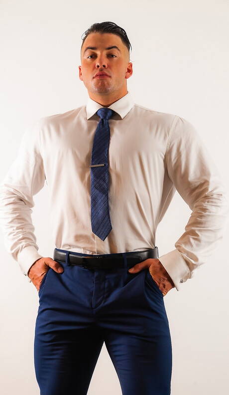 Der hübsche Philippe Massa zieht sich aus und zeigt seinen knackigen Hintern unter der heißen Dusche