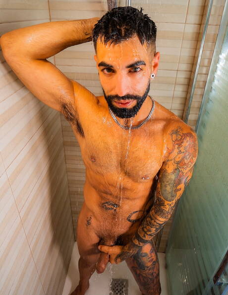 Latynoski siłacz Yah Jil pozuje nago i pokazuje gorący tyłek pod prysznicem