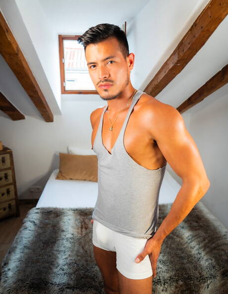 Beefy Valdo Smith shows a beautiful body