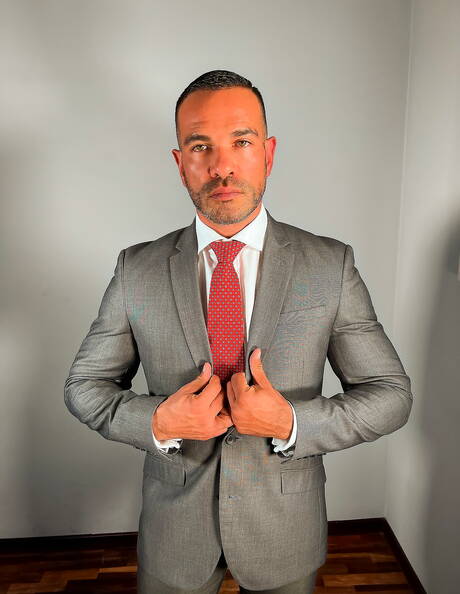 Starker Bulle Nicholas Bardem wichst mit Dildo