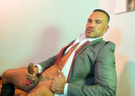 Starker Bulle Nicholas Bardem wichst mit Dildo