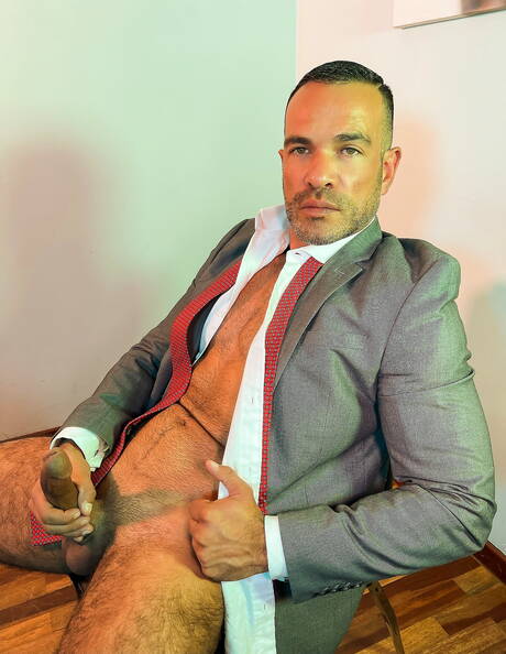 Strong bull Nicholas Bardem jerking with dildo