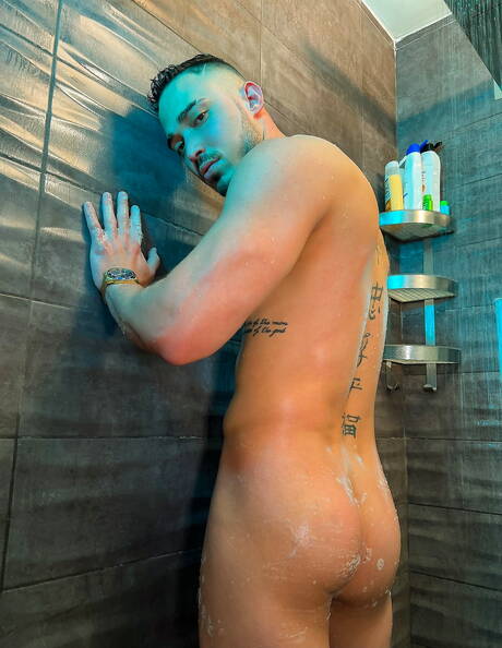 Il bel ragazzo Thiago si diverte sotto la doccia