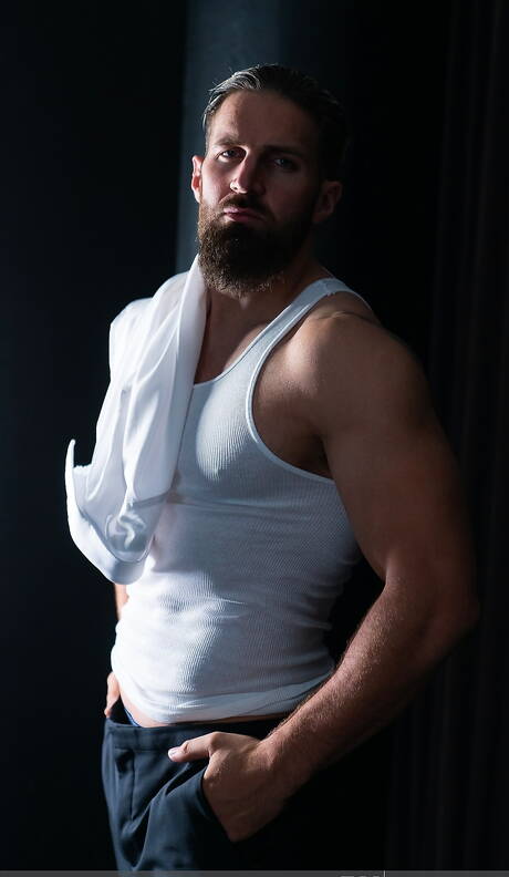 ボディビルダーのブラッドリー・バイリルが服を脱いでセクシーなお尻を披露