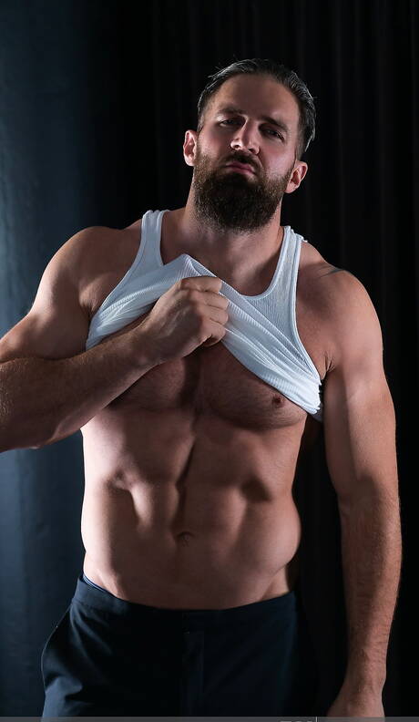 ボディビルダーのブラッドリー・バイリルが服を脱いでセクシーなお尻を披露