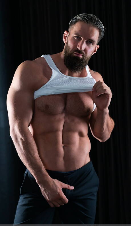 ボディビルダーのブラッドリー・バイリルが服を脱いでセクシーなお尻を披露