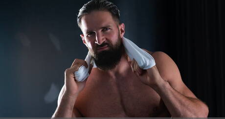 ボディビルダーのブラッドリー・バイリルが服を脱いでセクシーなお尻を披露