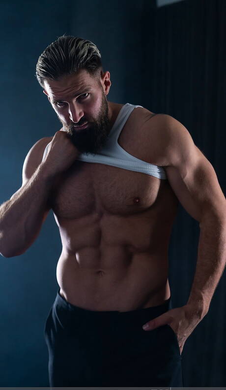 ボディビルダーのブラッドリー・バイリルが服を脱いでセクシーなお尻を披露