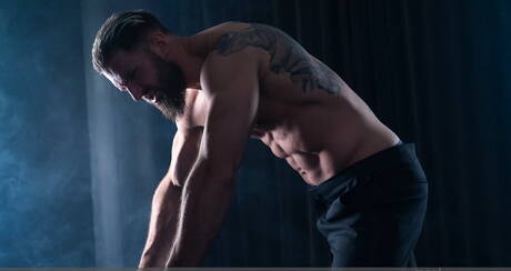 ボディビルダーのブラッドリー・バイリルが服を脱いでセクシーなお尻を披露