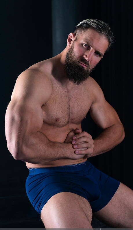 ボディビルダーのブラッドリー・バイリルが服を脱いでセクシーなお尻を披露