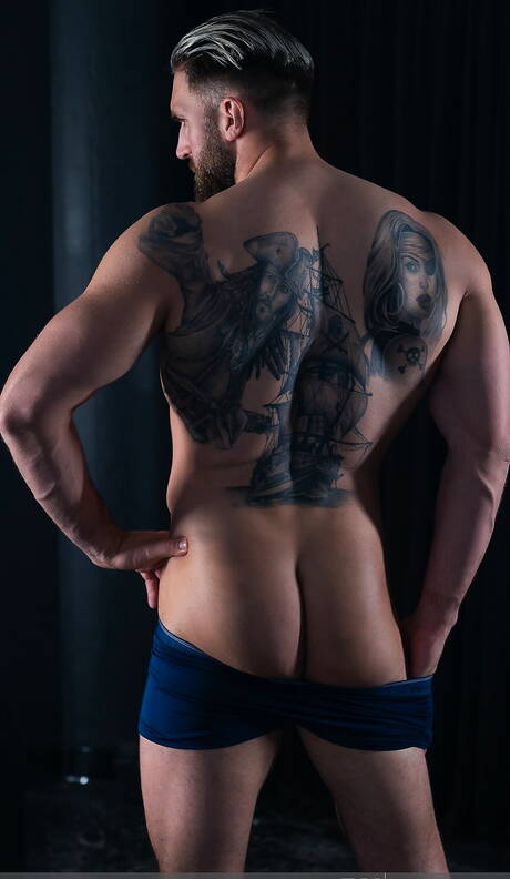 ボディビルダーのブラッドリー・バイリルが服を脱いでセクシーなお尻を披露