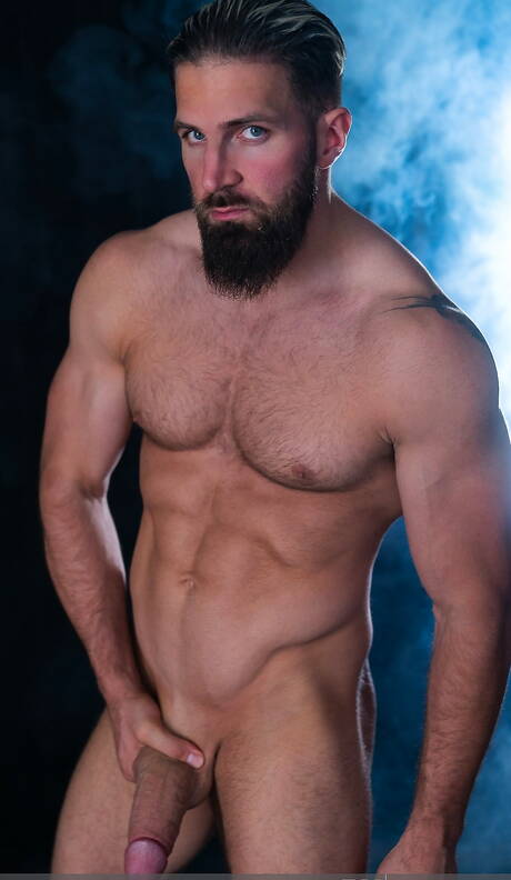 Bodybuilder Bradley Virile undressing and showing hot ass