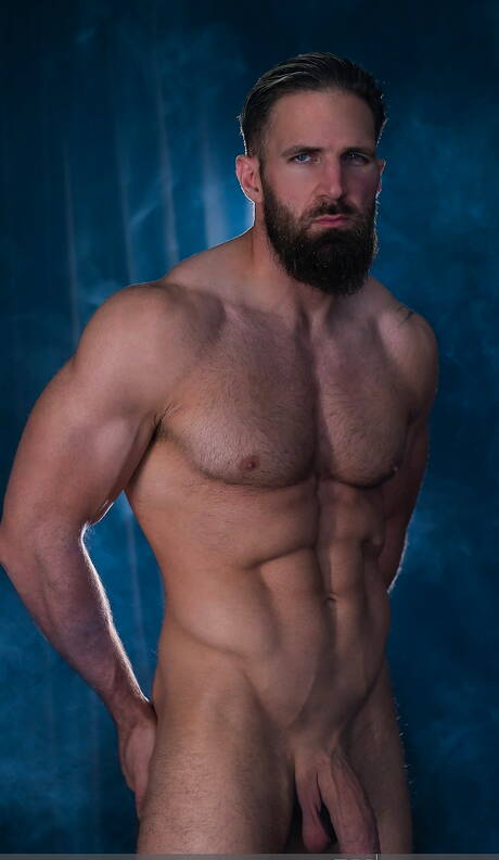 ボディビルダーのブラッドリー・バイリルが服を脱いでセクシーなお尻を披露