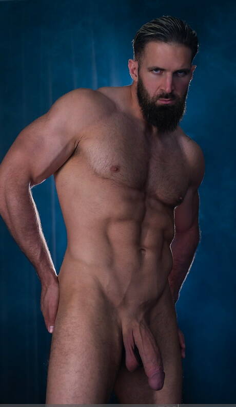 보디빌더 브래들리 버릴이 옷을 벗고 뜨거운 엉덩이를 과시하고 있다