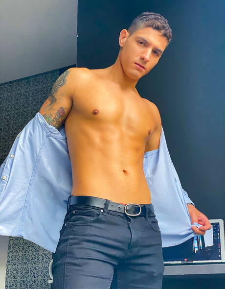 Hengst Bastian Karim wird nach dem Schwanzlutschen in den Arsch gefickt